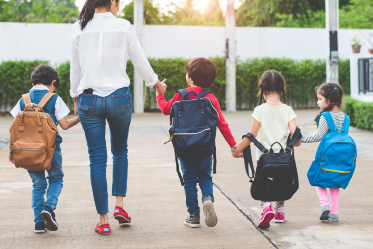 Maman sereine rentrant de l'école avec ses enfants, illustration gestion du stress maternel et charge mentale